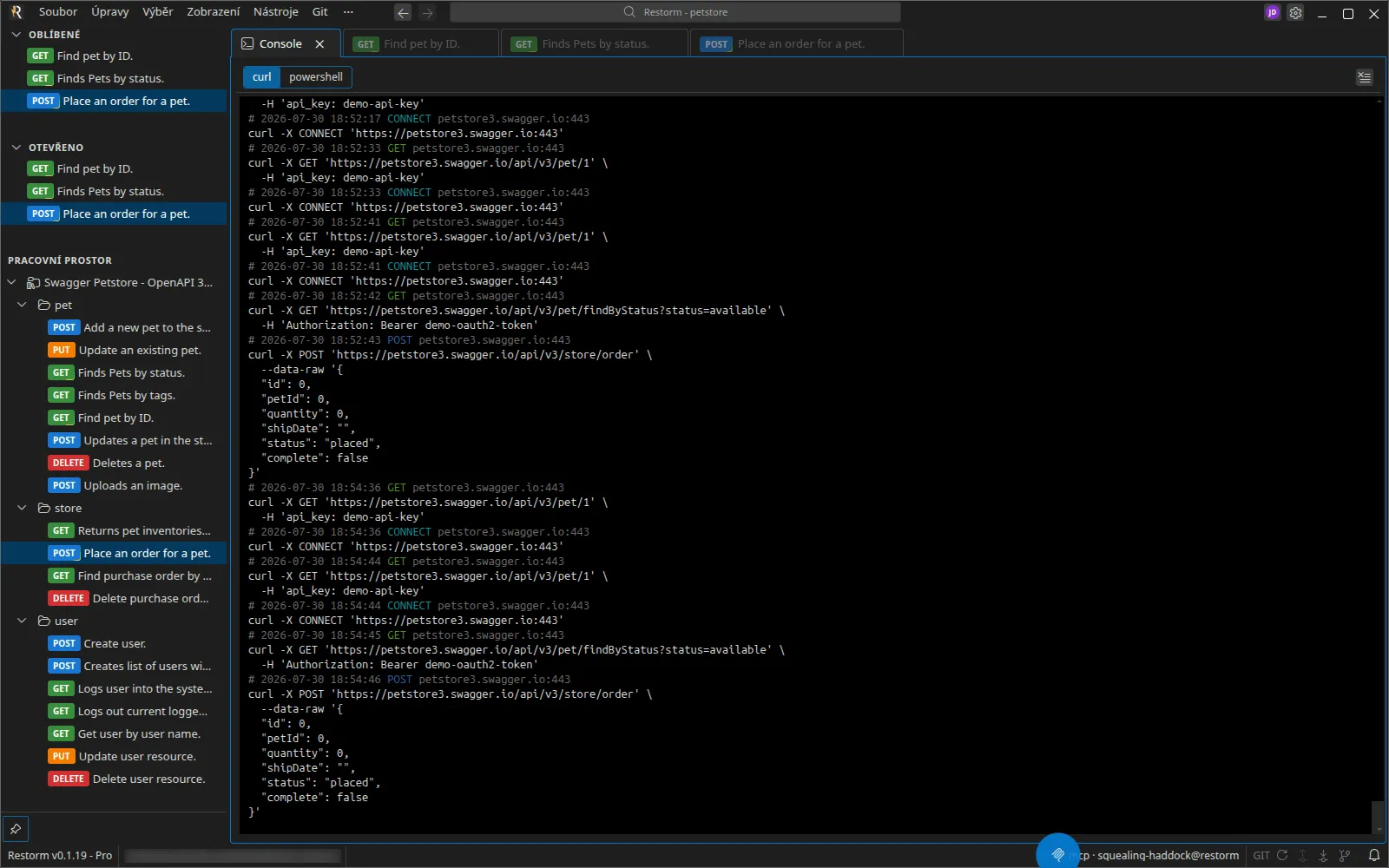 Konzole s několika zachycenými voláními, každé vykreslené jako příkaz curl, a přepínač curl / powershell
