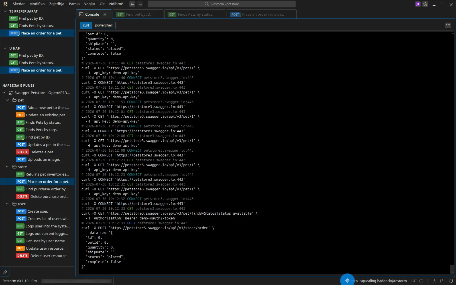 Konsola me disa thirrje të kapura, secila e paraqitur si komandë curl, dhe zgjedhësi curl / powershell