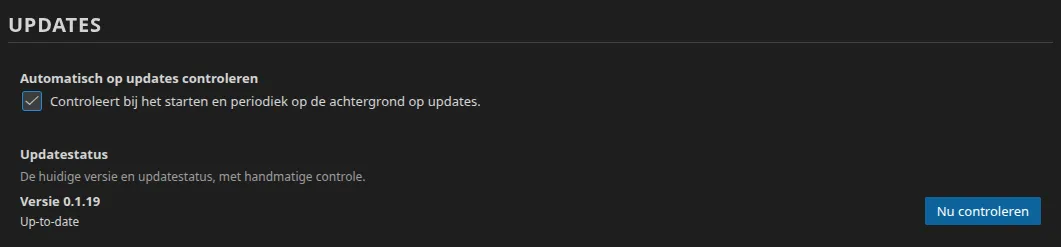 De instellingengroep “Updates”: het selectievakje voor de automatische controle, de updatestatus met het versienummer, en de knop “Nu controleren”